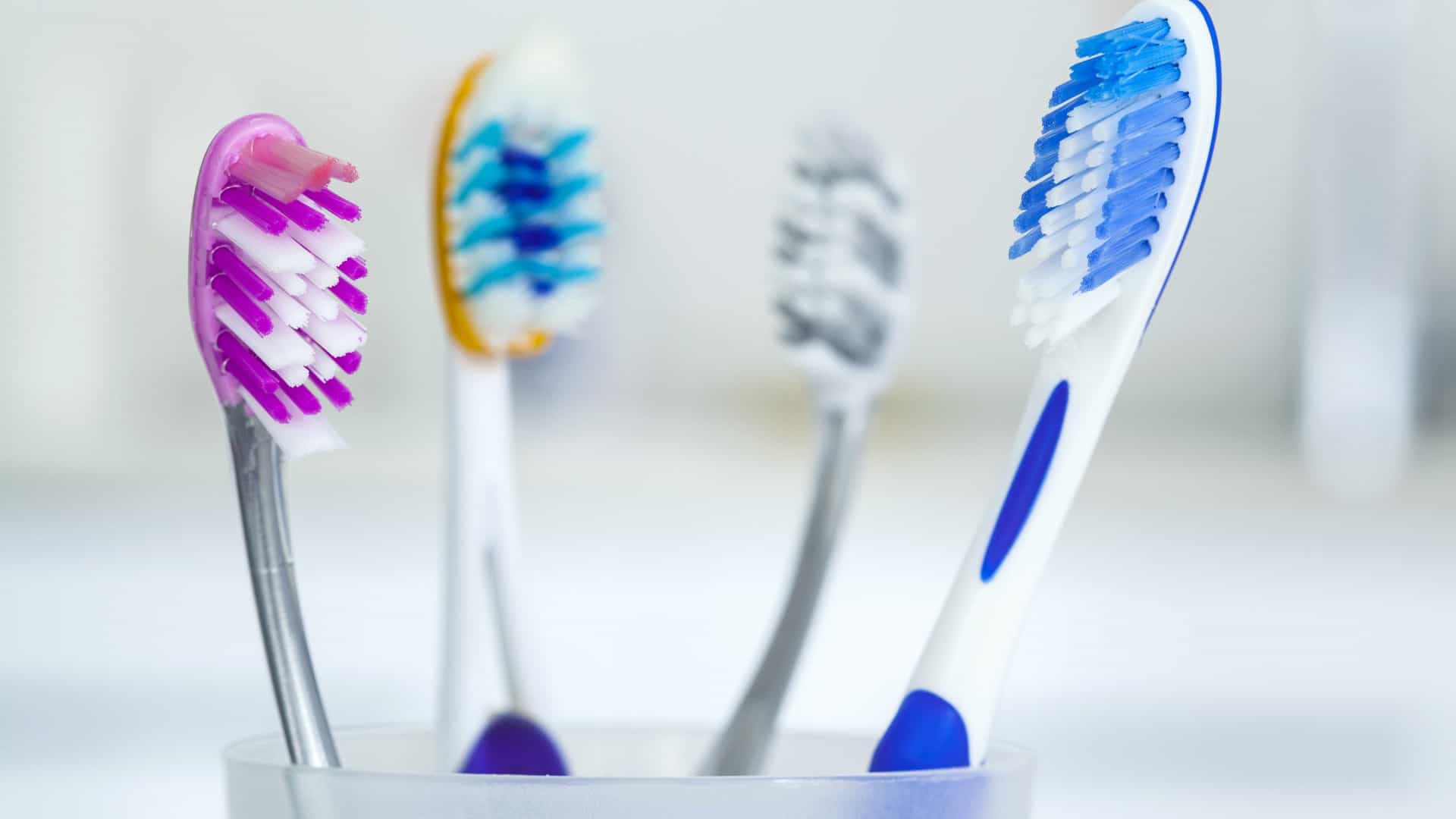 Como escolher escovas de dente?  Higiene bucal.
