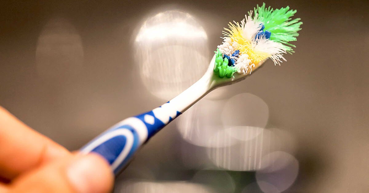 Quando devo trocar a escova de dentes?